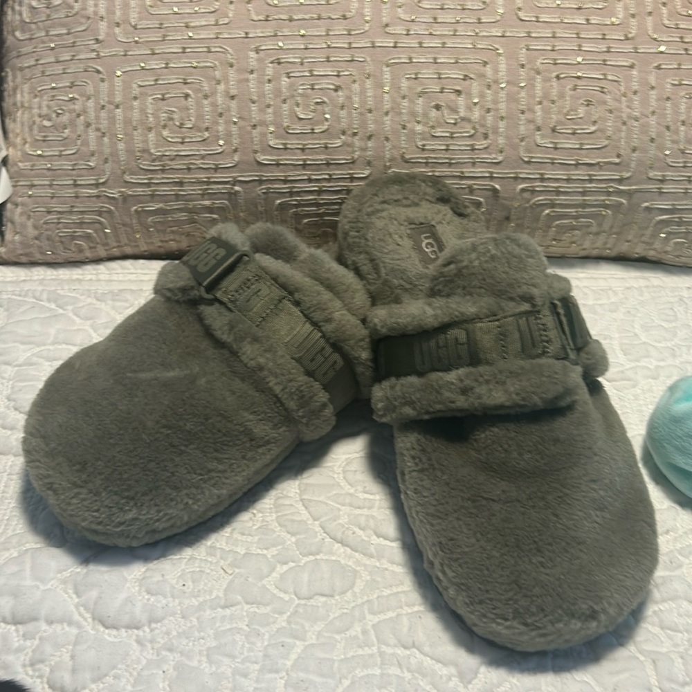 Uggs 11 men’s slipper grey worn outside 1 time bottom needs to be wiped off